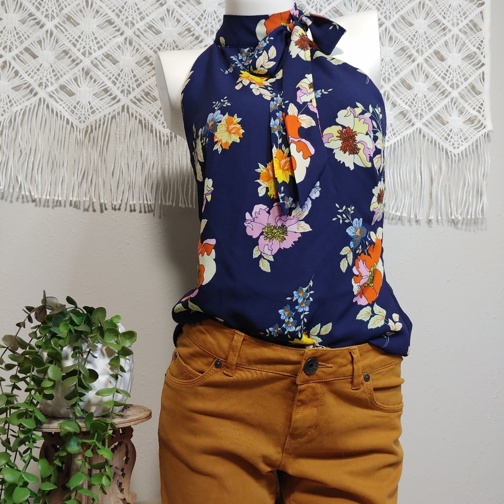✔Navy Floral Sleeveless Blouse